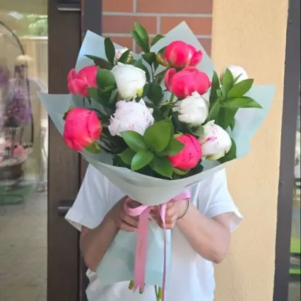 Buchet 11 bujori proaspeți în nuanțe de roz și alb