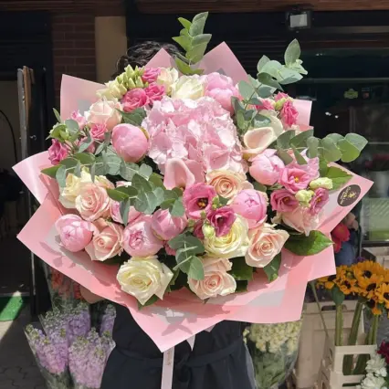 Buchet generos cu bujori, hortensii și trandafiri roz