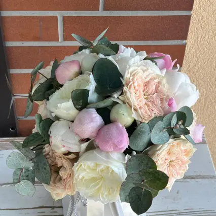 Buchet mireasă elegant cu bujori, trandafiri și eucalipt