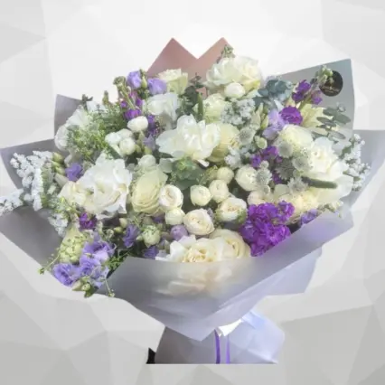 Buchet delicat cu trandafiri albi și accente mov