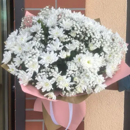 Buchet elegant cu crizanteme albe și gipsofila