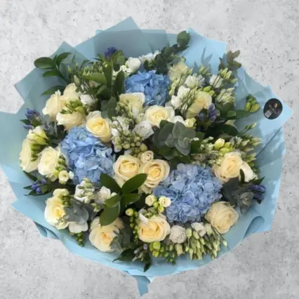 Buchet elegant cu hortensii albastre și trandafiri crem