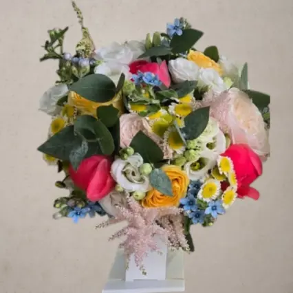 Buchet de mireasă vibrant cu flori mixte de sezon