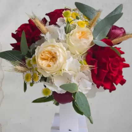 Buchet de nașă romantic cu trandafiri, crizanteme și spice de grâu