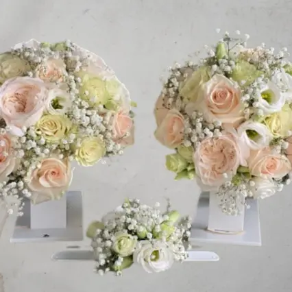 Buchet de mireasă romantic cu trandafiri și lisianthus pastel
