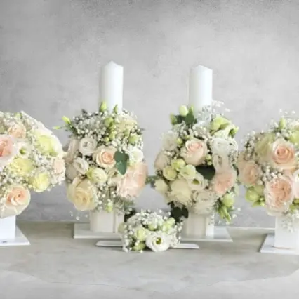 Pachet floral complet cu trandafiri și lisianthus