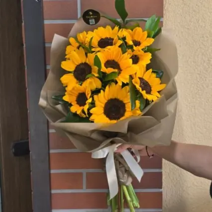 Buchet cu 9 fire de floarea-soarelui, plin de lumină