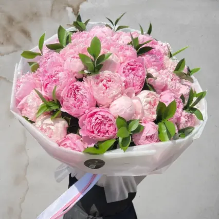 Buchet generos de 39 bujori roz