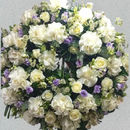 Coroană funerară solemnă cu trandafiri și garoafe albe
