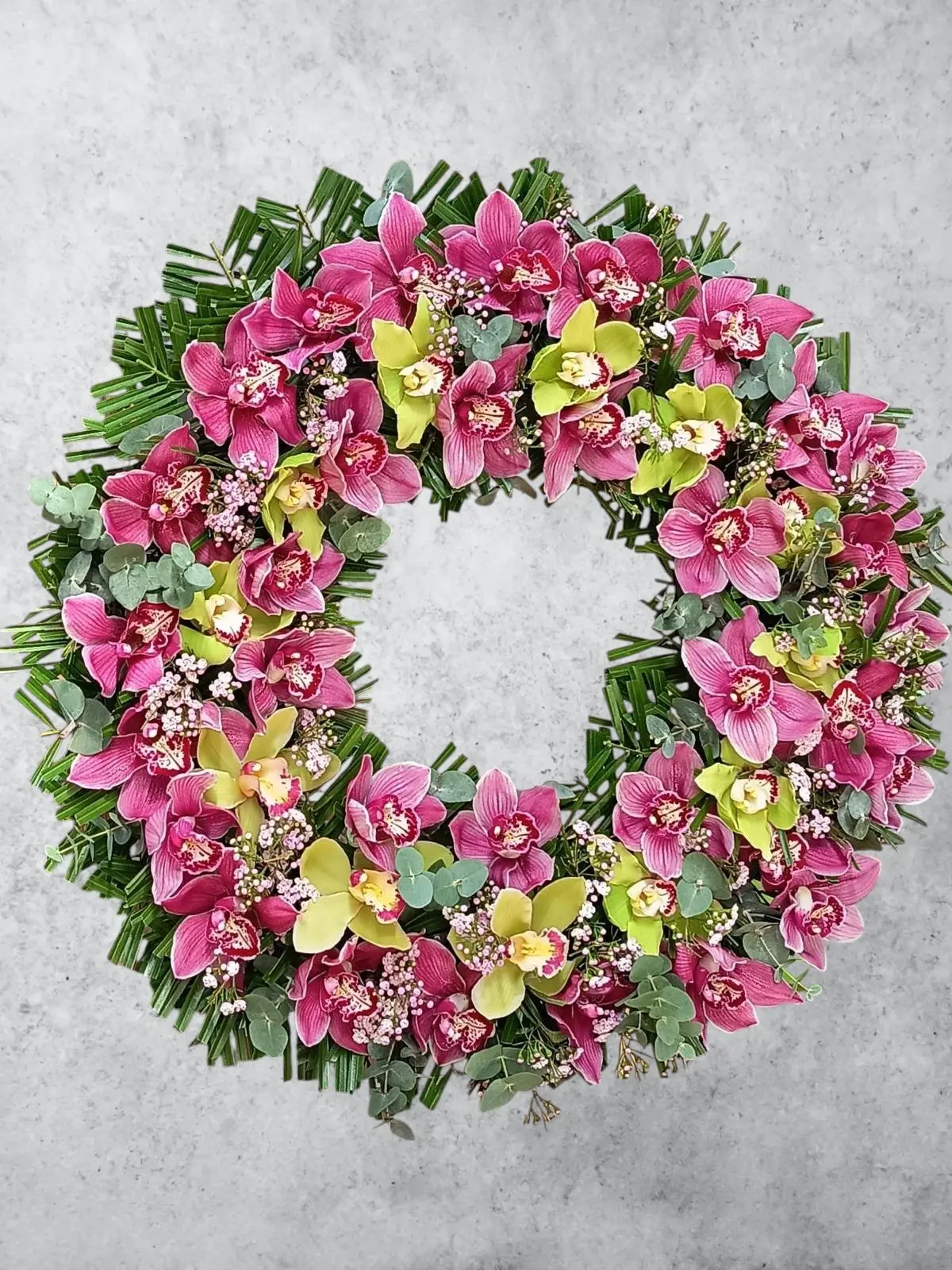 Coroană funerară cu orhidee Cymbidium roz și verzi