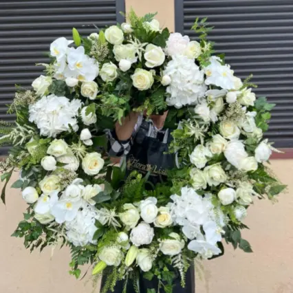 Coroană funerară elegantă cu trandafiri și orhidee albe