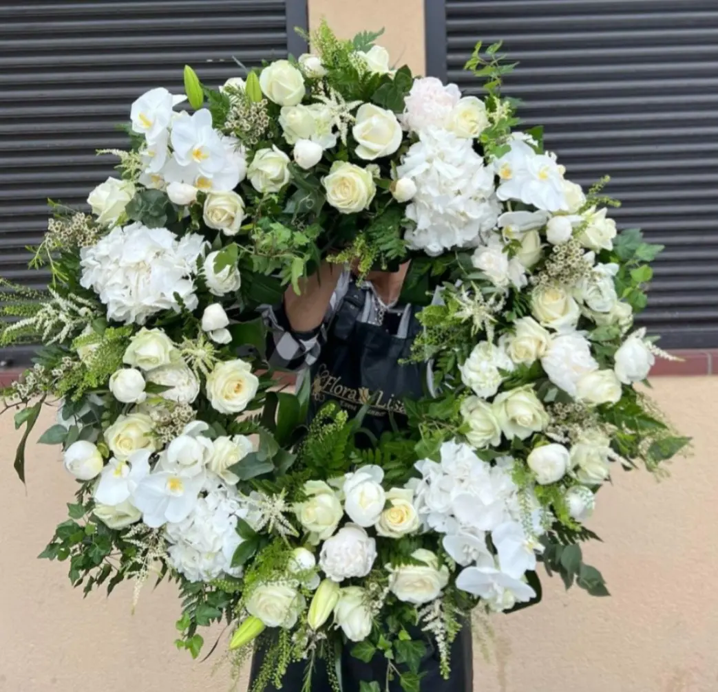 Coroană funerară elegantă cu trandafiri și orhidee albe