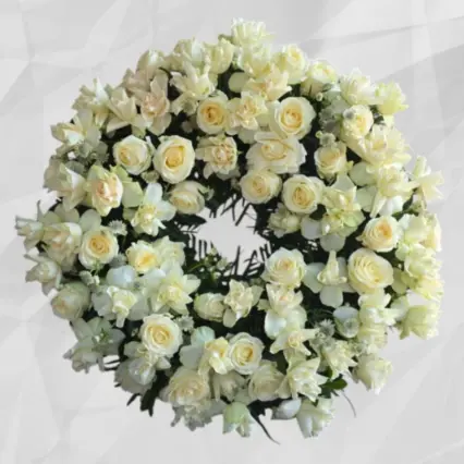 Coroană funerară cu trandafiri și narcise albe