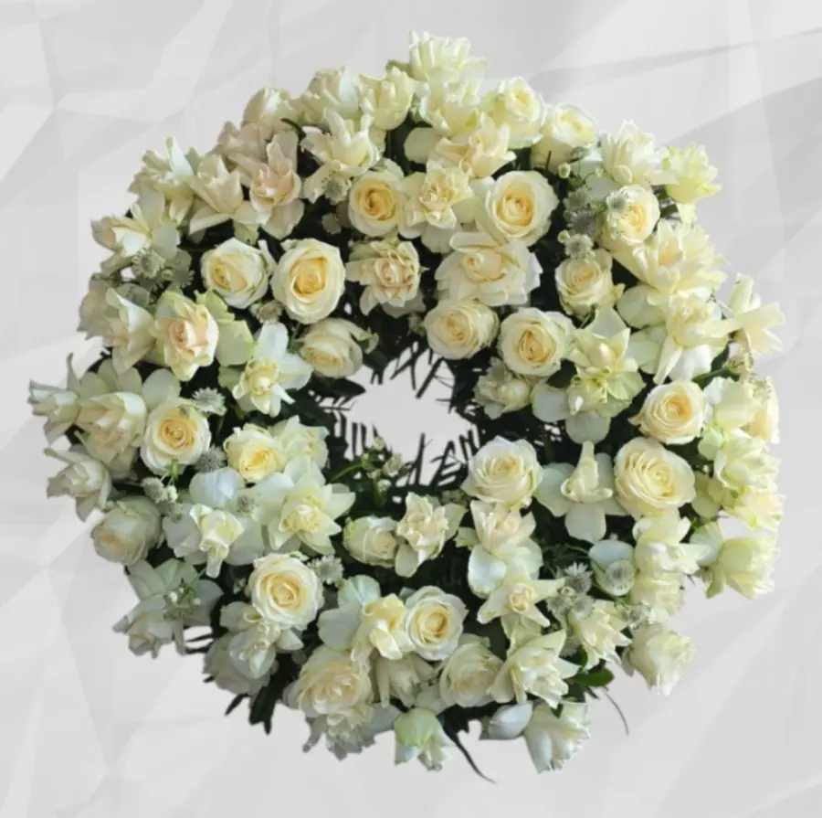 Coroană funerară cu trandafiri și narcise albe