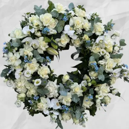 Coroană funerară elegantă cu trandafiri și orhidee albe