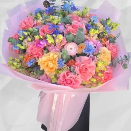 Buchet spectaculos de flori mixte în nuanțe vibrante
