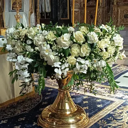 Aranjament cristelniță elegant cu trandafiri albi și crem