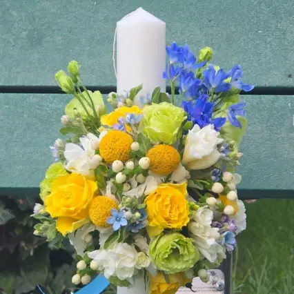 Lumanare botez cu trandafiri galbeni și flori asortate