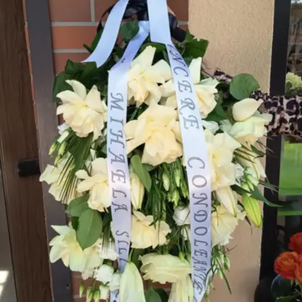 Coroană funerară solemnă cu trandafiri și crini albi