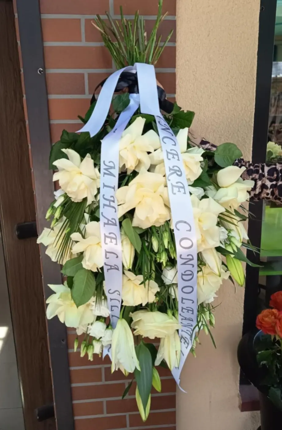 Coroană funerară solemnă cu trandafiri și crini albi