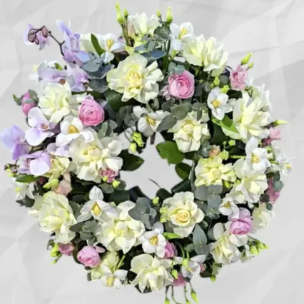 Coroană funerară cu orhidee, ranunculus și flori albe