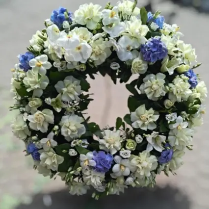 Coroană funerară solemnă cu narcise albe și flori albastre