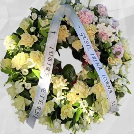 Coroană funerară solemnă cu garoafe și flori delicate