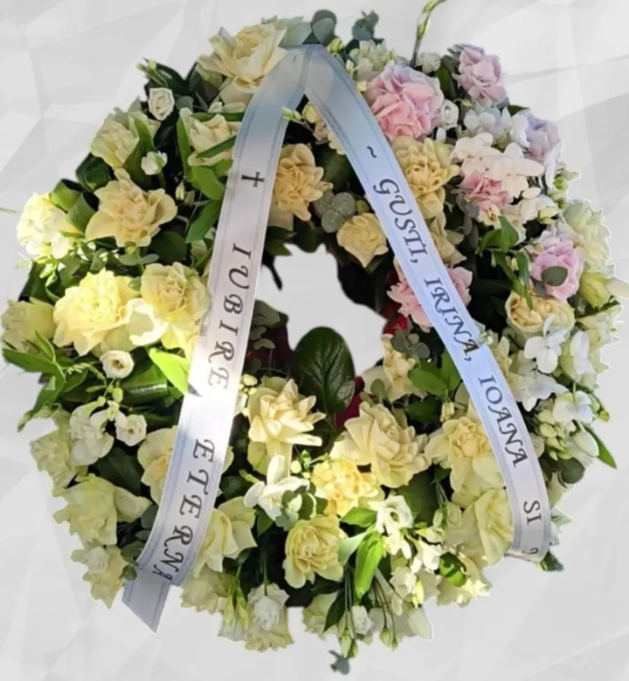 Coroană funerară solemnă cu garoafe și flori delicate