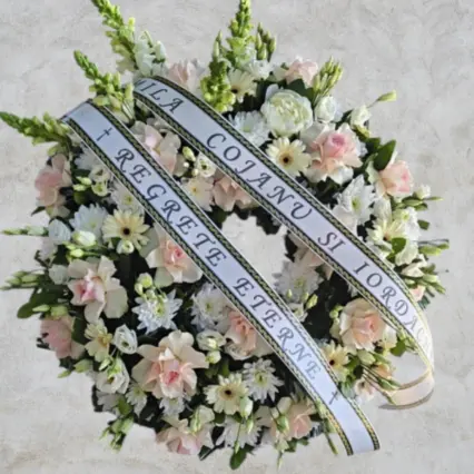 Coroană funerară elegantă cu trandafiri și crizanteme