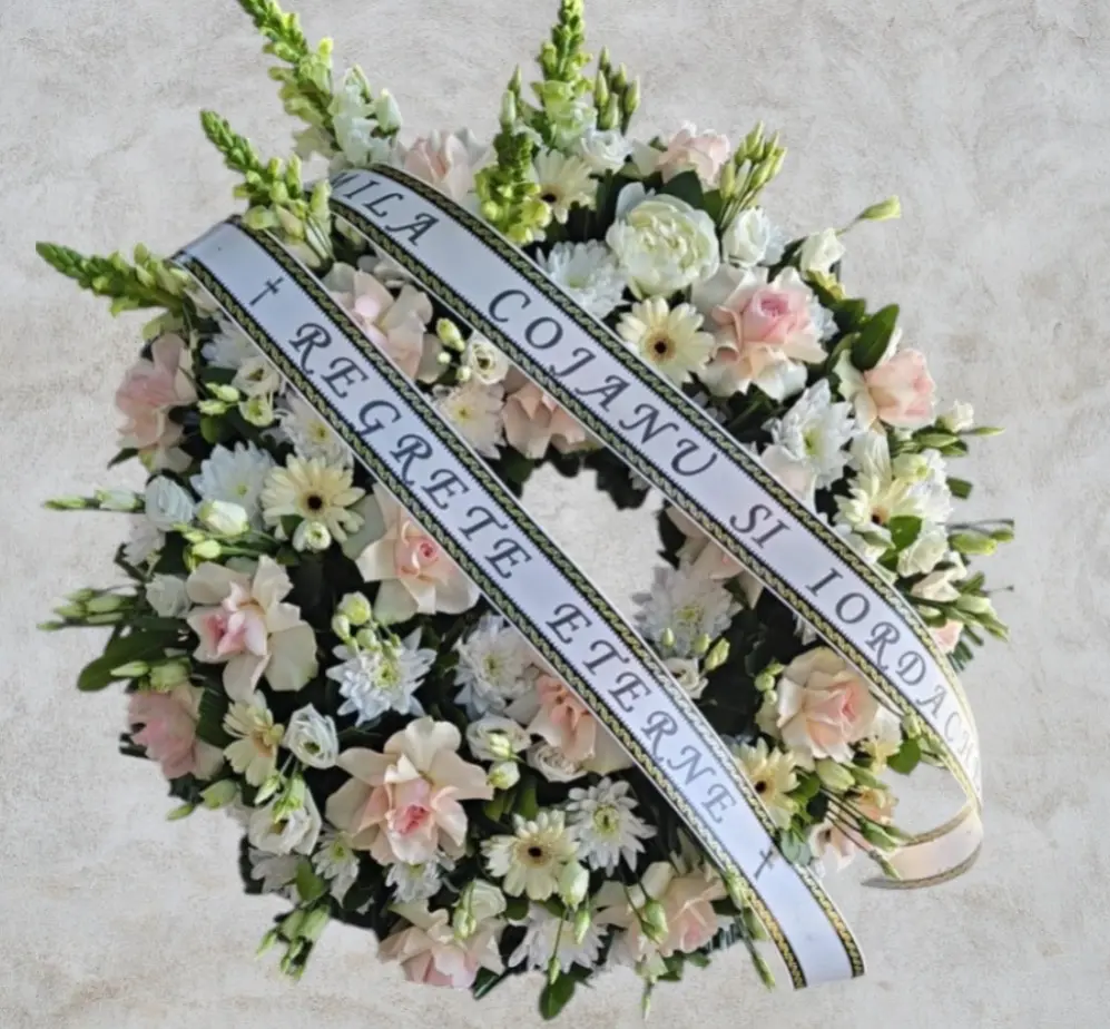 Coroană funerară elegantă cu trandafiri și crizanteme