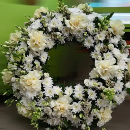Coroană funerară solemnă cu crizanteme și garoafe albe