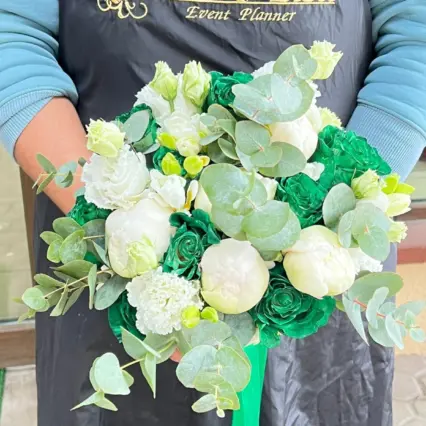 Buchet de Mireasă cu Bujori Albi, Eustoma și Accente Verzi