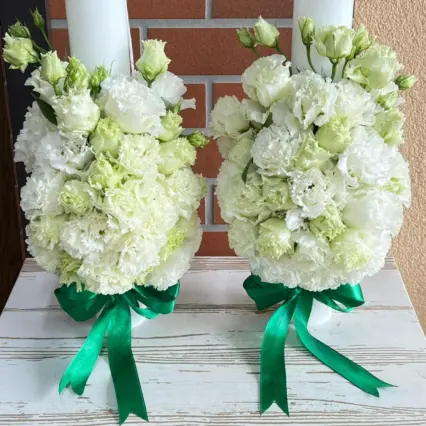 Lumanari cununie cu garoafe și lisianthus albe