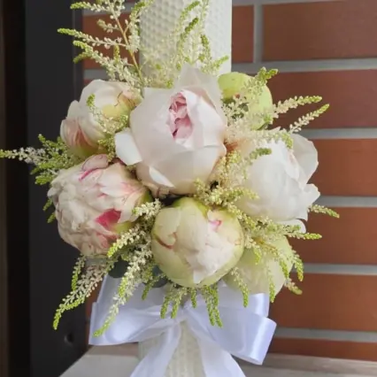 Lumânare cununie elegantă cu bujori și astilbe alb