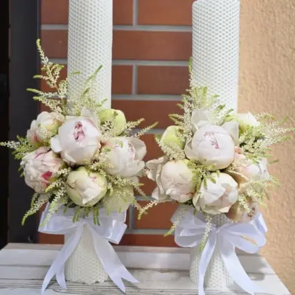 Lumânări cununie elegante cu bujori albi și astilbe