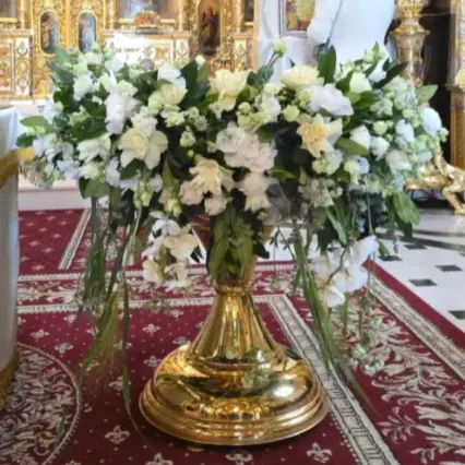 Aranjament floral alb imaculat pentru cristelniță
