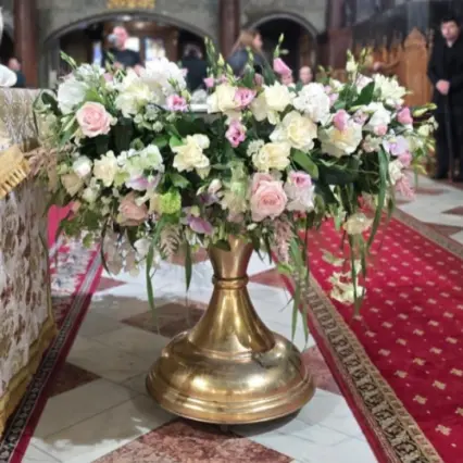 Aranjament floral festiv pentru cristelniță