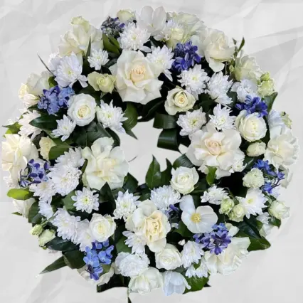 Coroană funerară solemnă cu trandafiri și crizanteme albe