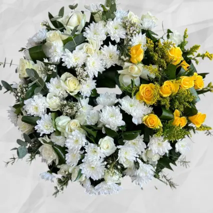 Coroană funerară solemnă cu crizanteme și trandafiri