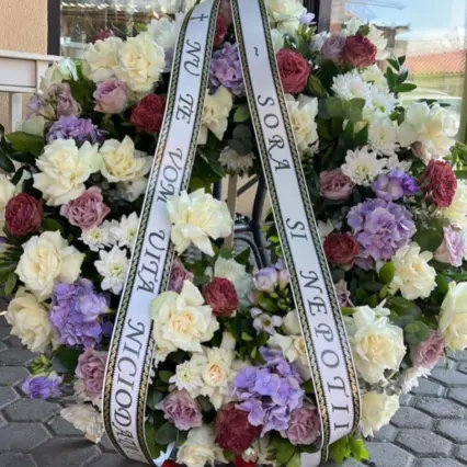 Coroană funerară cu trandafiri, hortensii și crizanteme