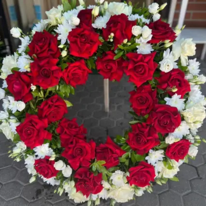 Coroană funerară trandafiri roșii și flori albe