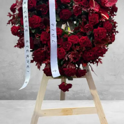 Coroană funerară inimă cu trandafiri roșii și anthurium