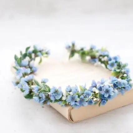 Coroniță florală delicată, cu flori albastre pentru ocazii speciale