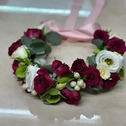 Coroniță festivă cu trandafiri și eustoma