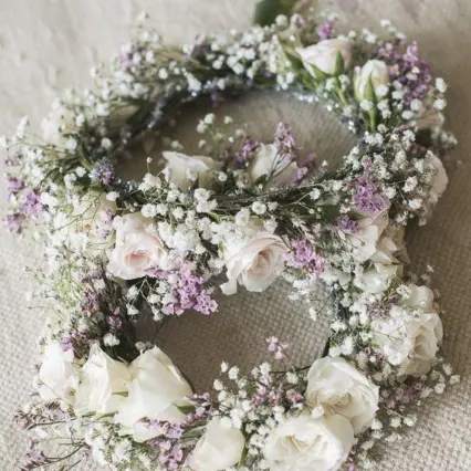 Coroniță florală elegantă cu trandafiri și gypsophila