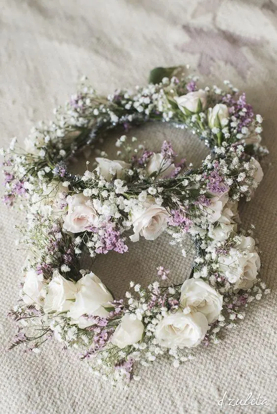 Coroniță florală elegantă cu trandafiri și gypsophila