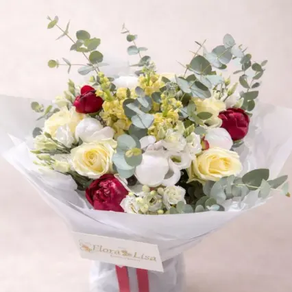 Buchet vibrant cu trandafiri, bujori și lisianthus