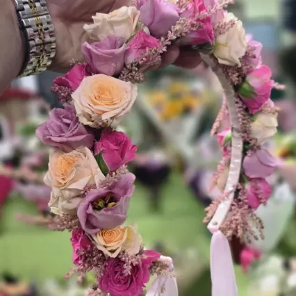 Coroniță florală delicată cu trandafiri și astilbe