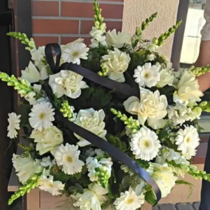 Coroană funerară solemnă cu flori albe, diametru 55 cm