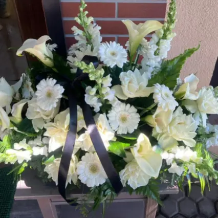Aranjament funerar alb cu cale, gerbera și flori delicate